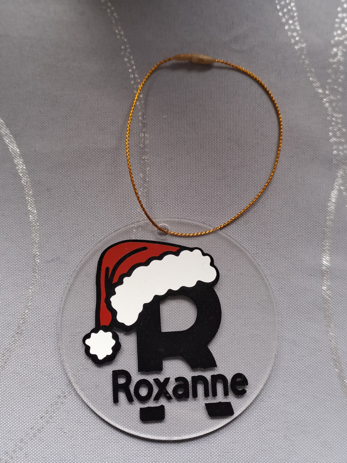 Boule de Noël personnalisée – Prénom & bonnet de Père Noël