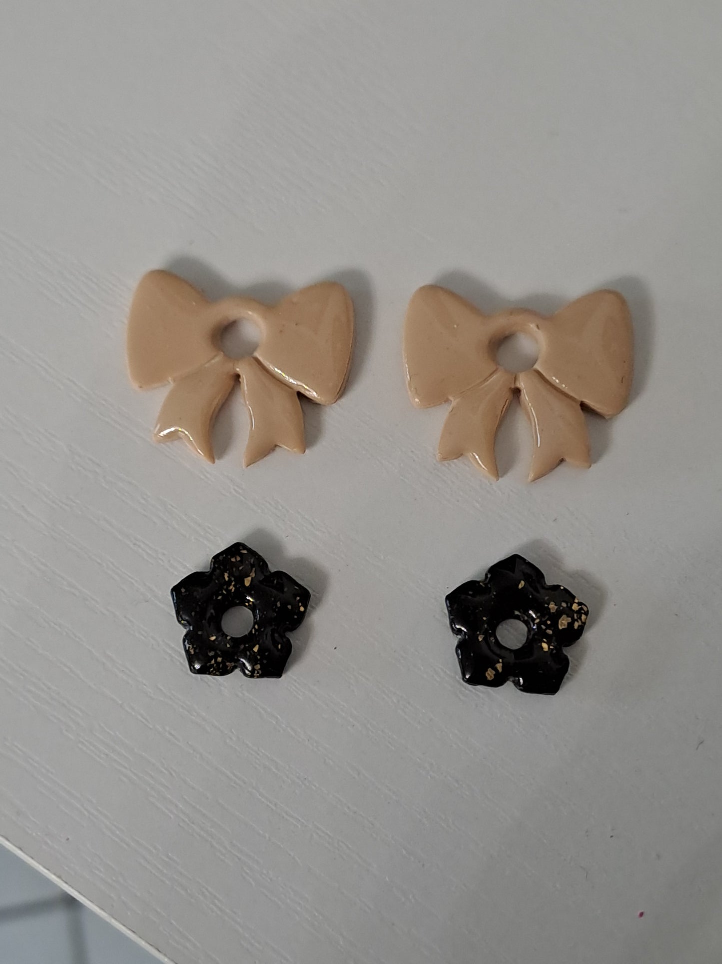 Pampilles personnalisées – Nœud beige & Fleur noire dorée ✨