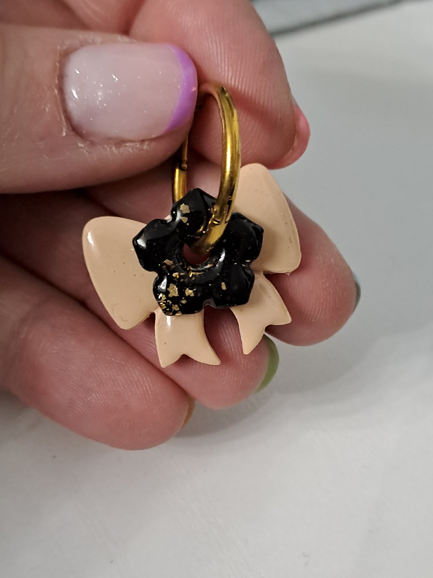 Pampilles personnalisées – Nœud beige & Fleur noire dorée ✨