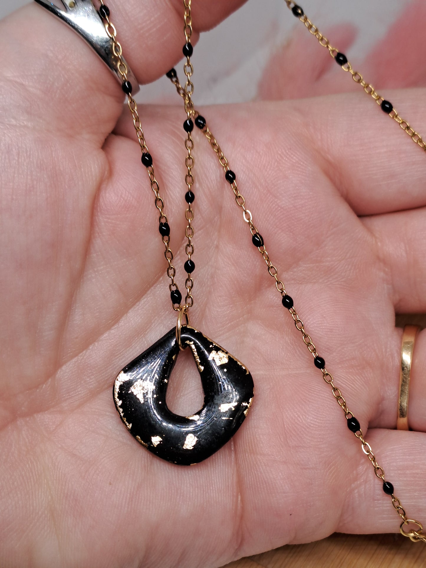 Collier Nora - Noir & Feuille d'or