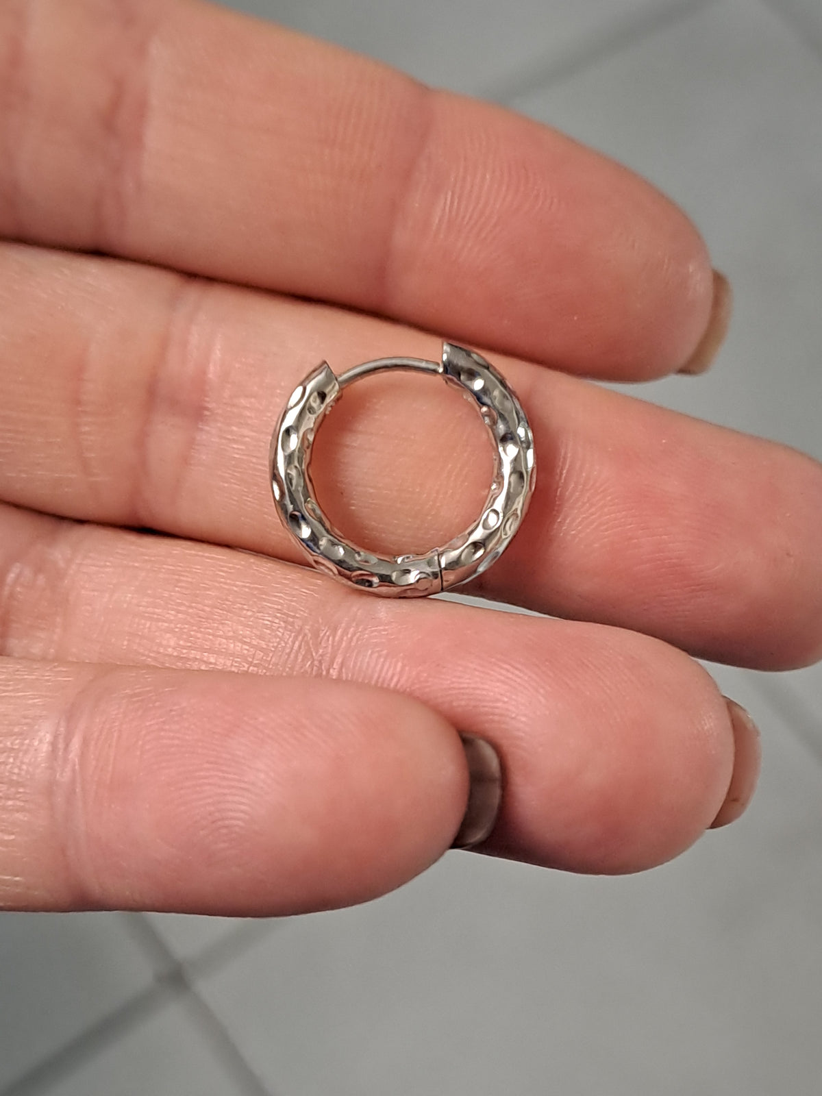 Créoles martelées argentées - 18 mm