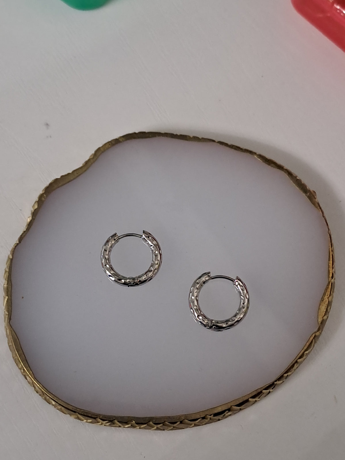 Créoles martelées argentées - 18 mm